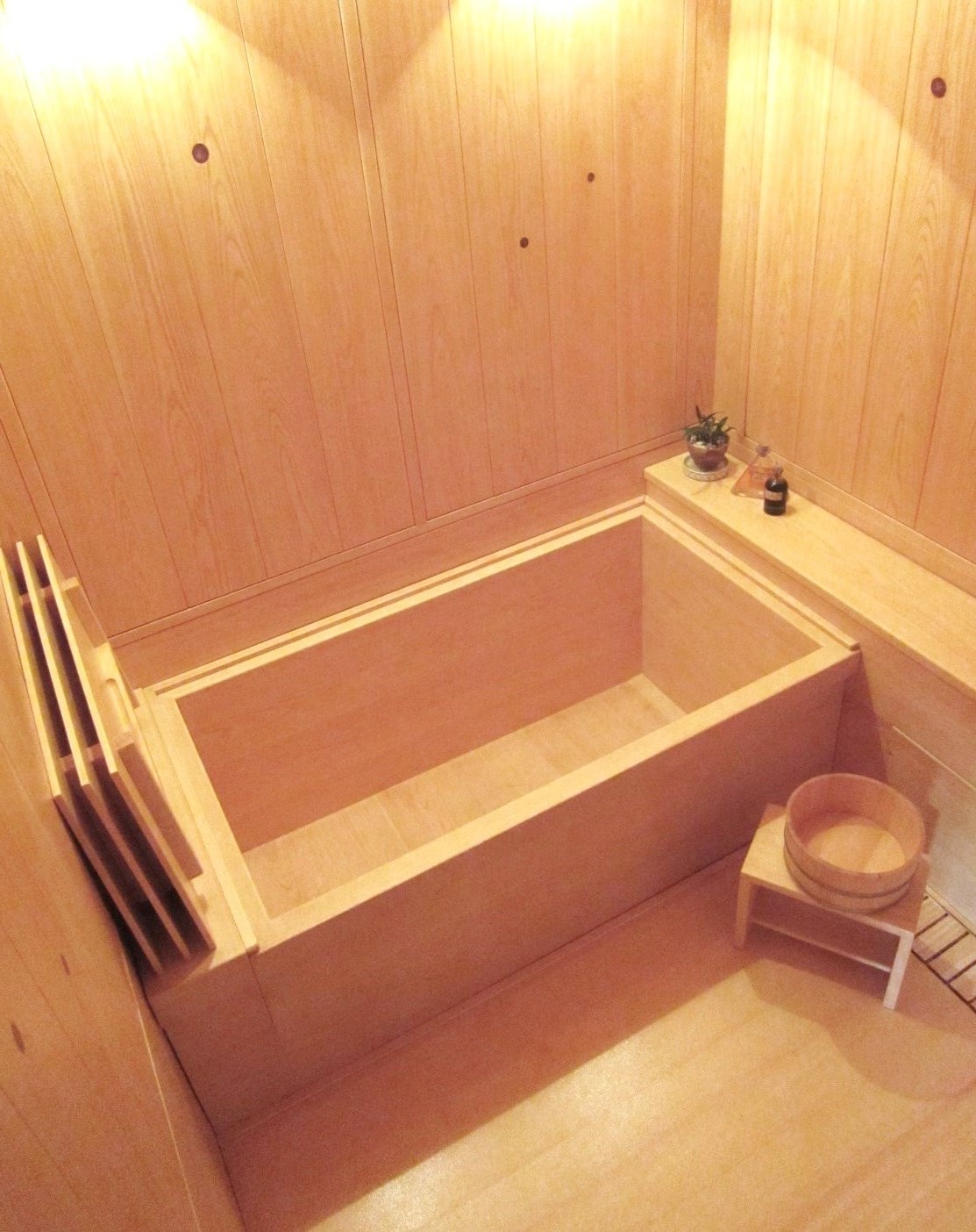 昔からの木風呂の欠点を抑制した、日本で初めての、本格的な防水加工檜風呂です。